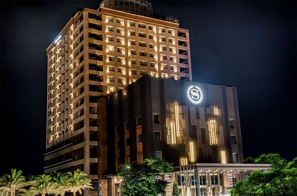 Sheraton Taitung Hotel Exterior foto The hotel at night